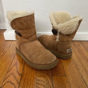 UGG Bailey Button Short Camel Boots Size 5